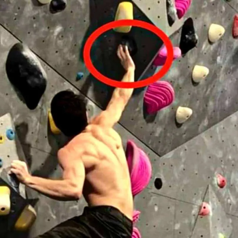 escalador empujando un agarre lateral invertido