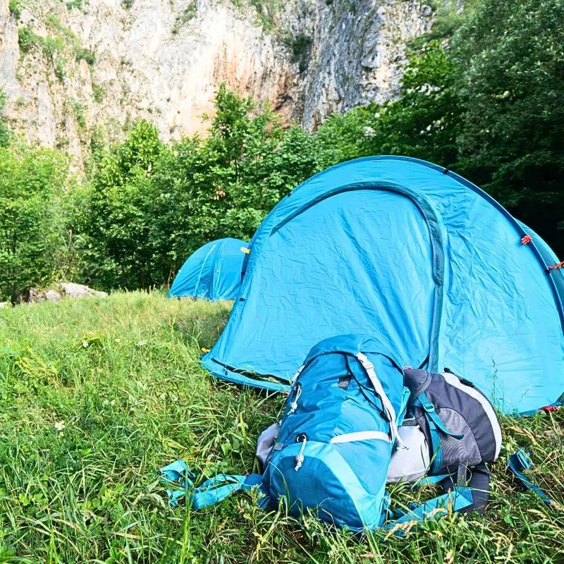 tipo de campamento tradicional con casa de campaña