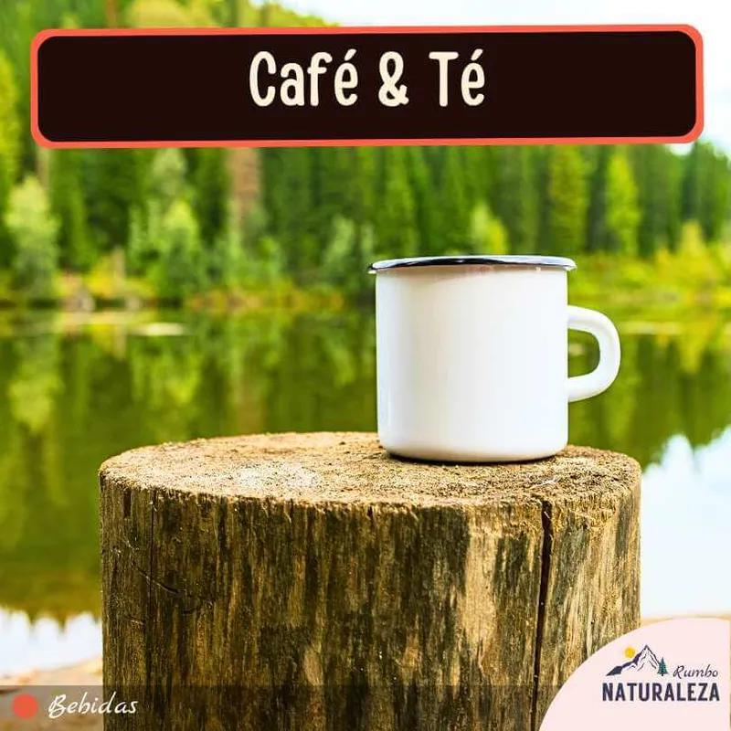 café y té para desayunar en el campamento