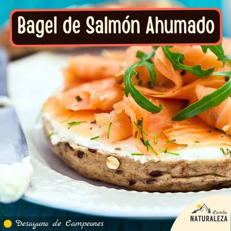 bagel con salmón ahumado como opción para desayuno de camping