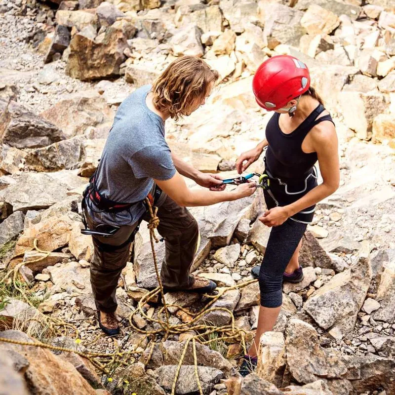 reglas de seguridad en la escalada: chequeo mutuo de puntos de seguridad