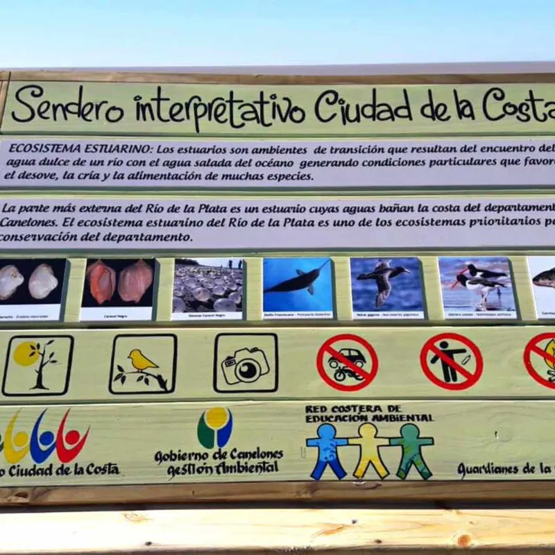 señal interpretativa de sendero en ciudad de la costa uruguay