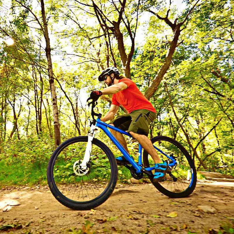 sendero deportivo con persona en bicicleta