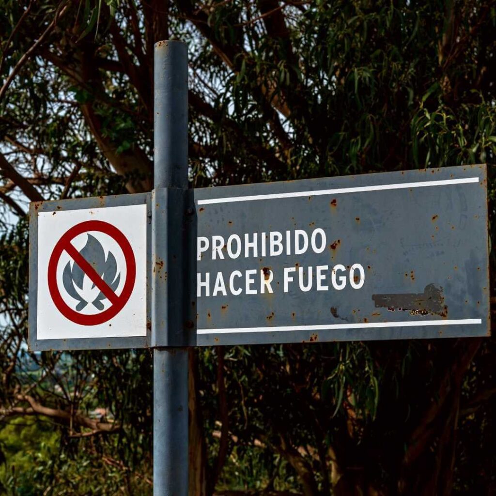 letrero prohibicion de fuego en camping