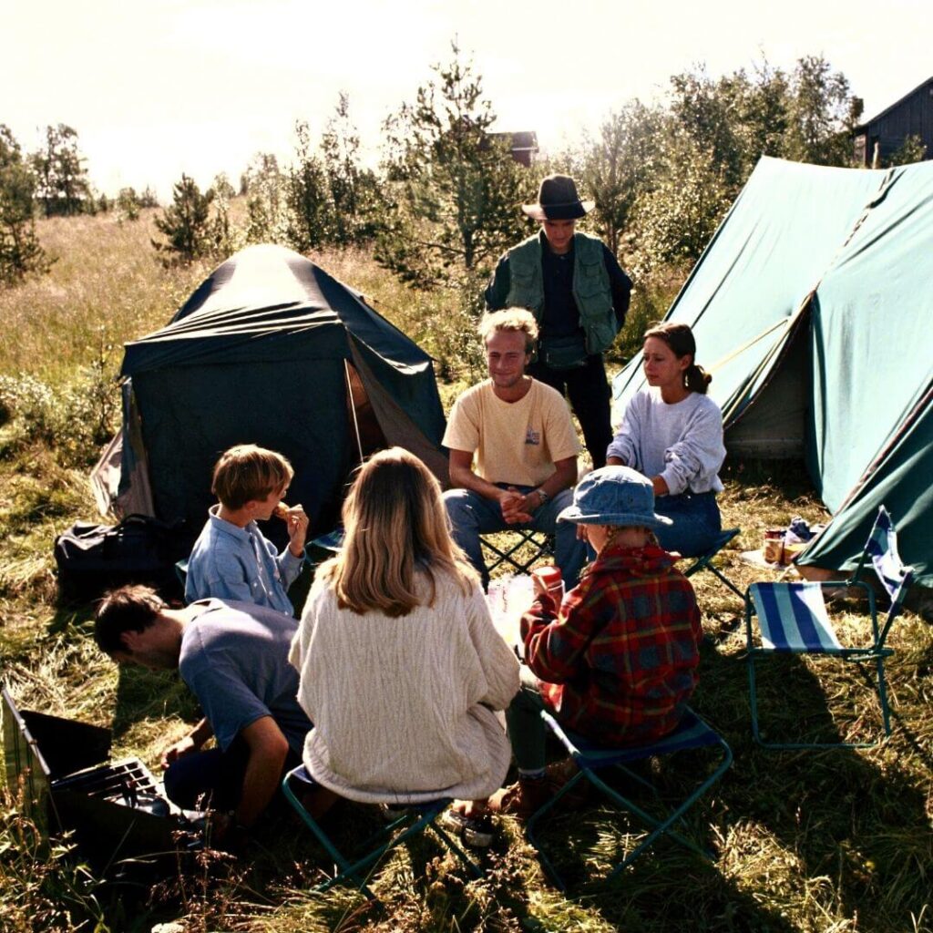 personas en circulo en una actividad de campamento