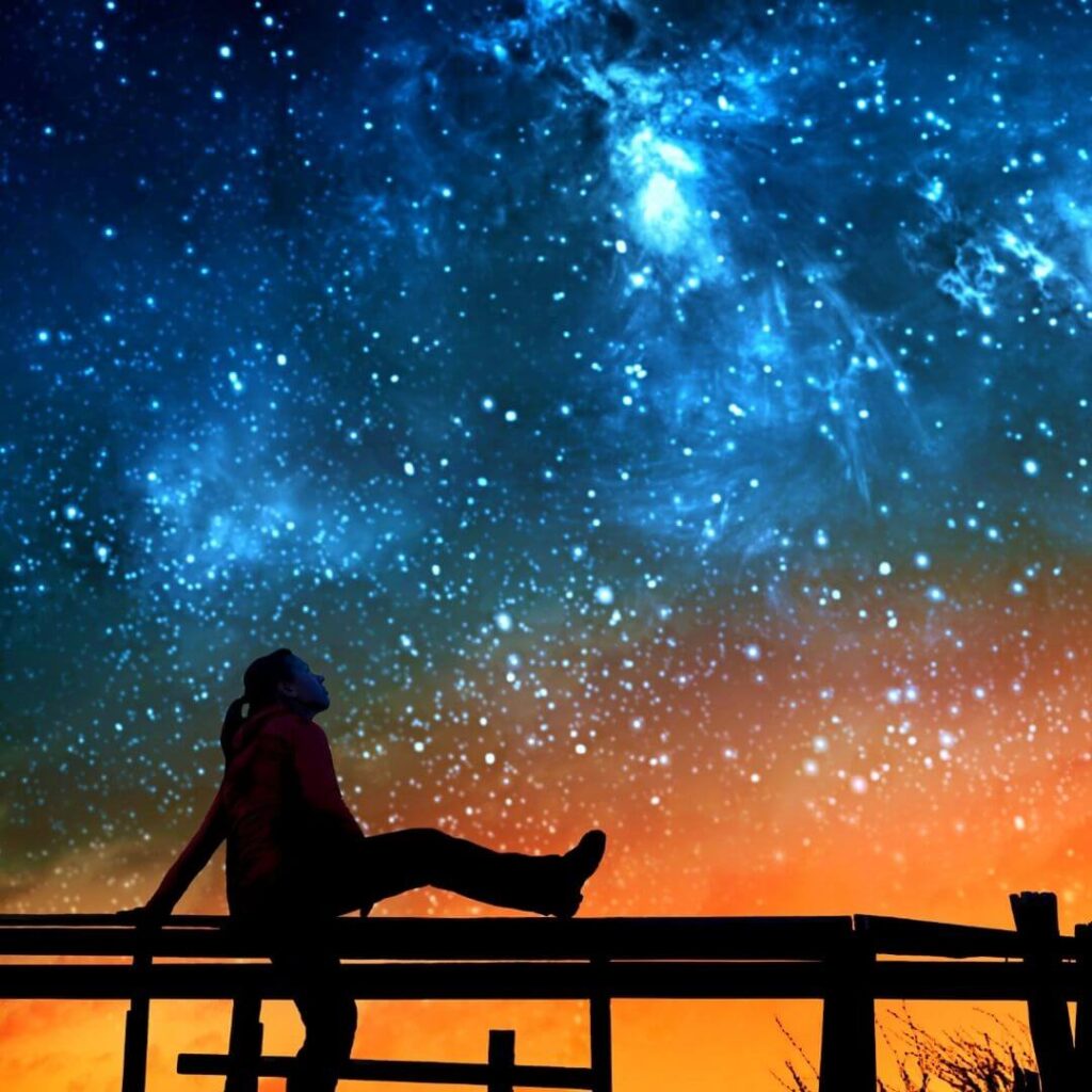 mujer observando estrellas