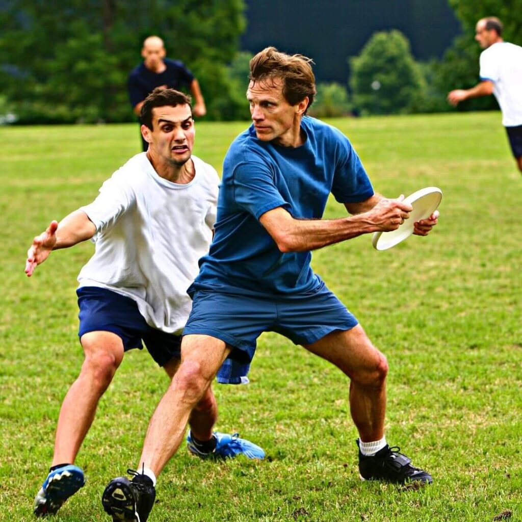 hombres jugando frisbee