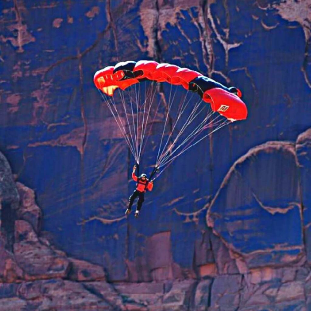 salto base steph davis con paracaidas