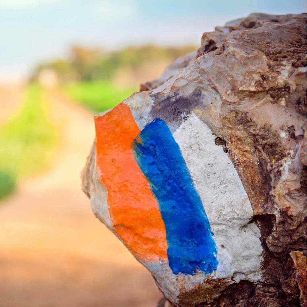 señalización de sendero con pintura en piedra