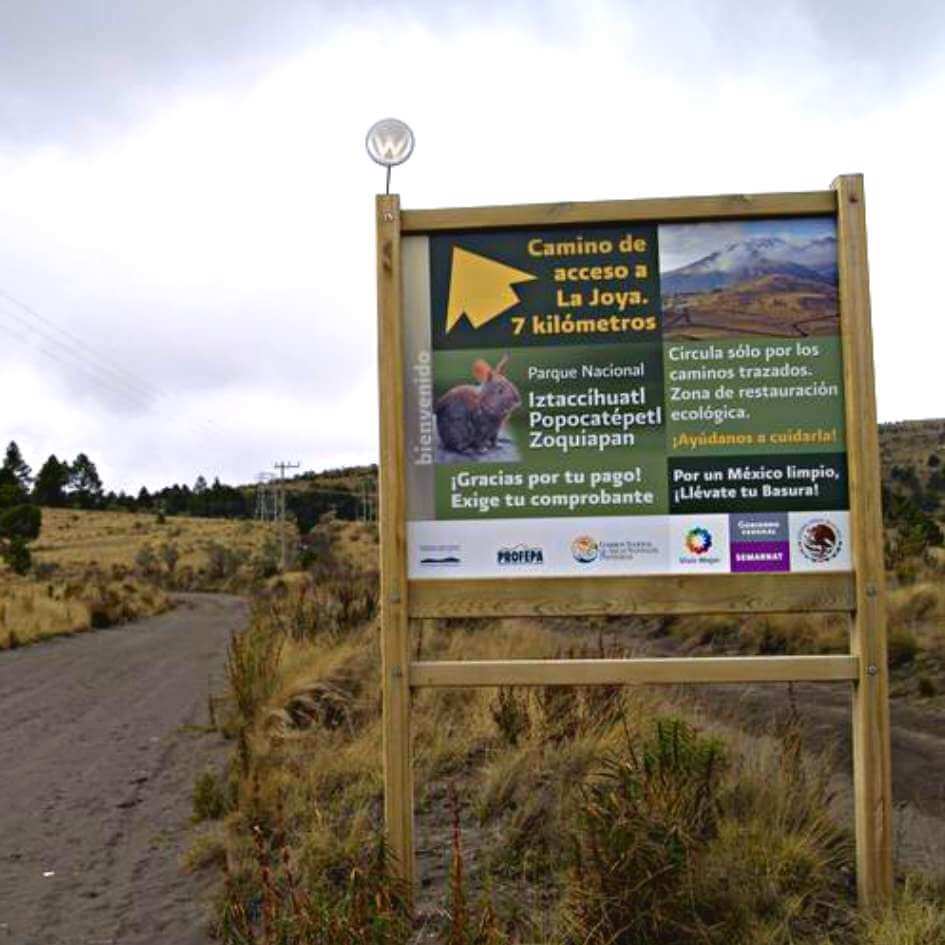 letrero al interior del paso de cortes con señalética sobre el parque nacional Izta Popo