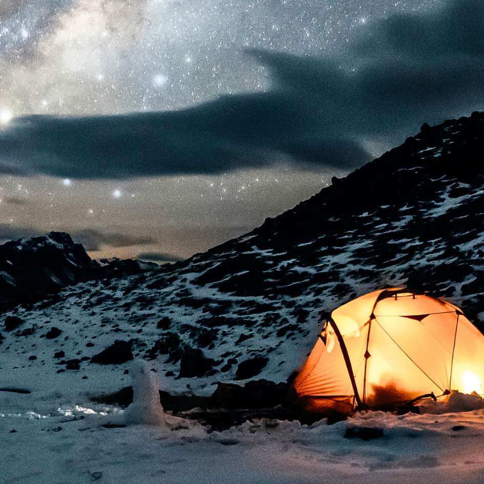 tipo de campamento combinando escalada, montañismo o kayak con camping