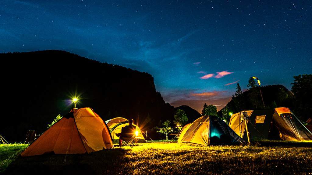 qué es un campamento? historia, beneficios y desventajas