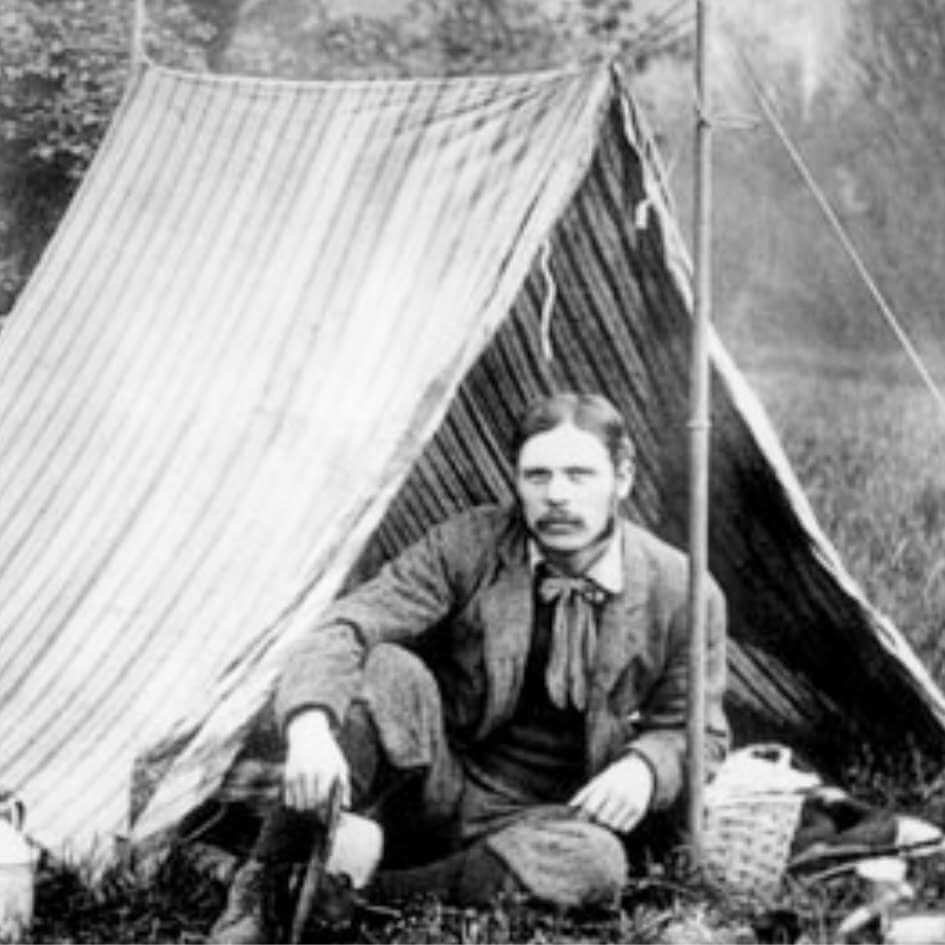 Thomas Hiram Holding acampando
